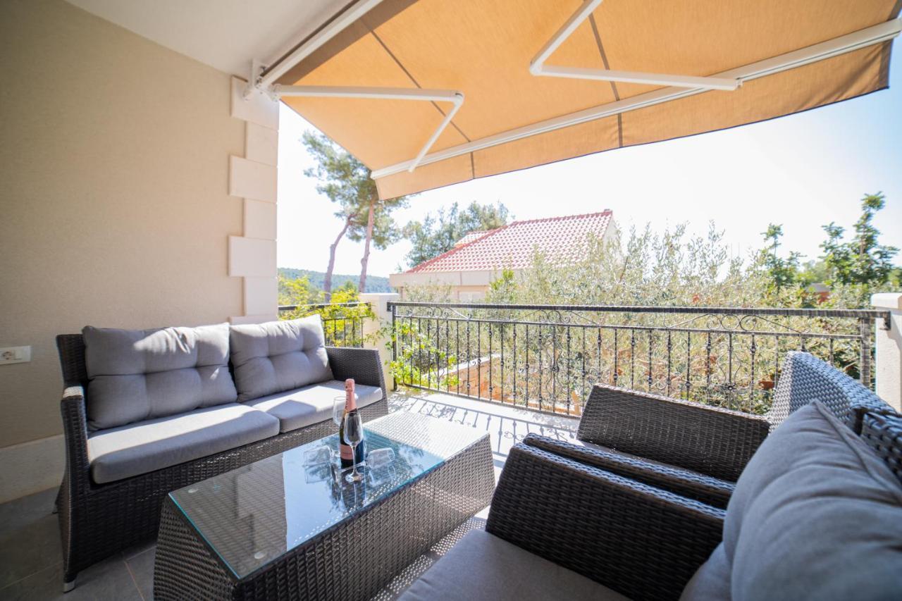 Villa Sun Garden - 4 Star Villa With Heated Swimming Pool, Quiet Bay, Bbq, 50M From The Sea Milna  Zewnętrze zdjęcie