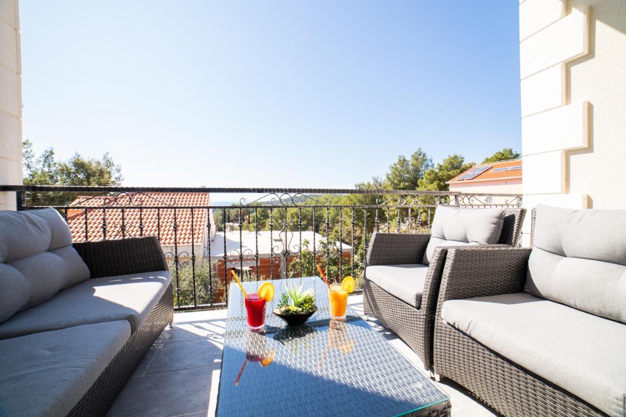 Villa Sun Garden - 4 Star Villa With Heated Swimming Pool, Quiet Bay, Bbq, 50M From The Sea Milna  Zewnętrze zdjęcie