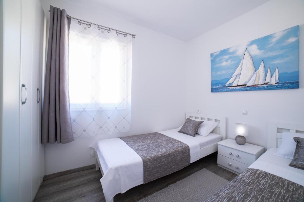 Villa Sun Garden - 4 Star Villa With Heated Swimming Pool, Quiet Bay, Bbq, 50M From The Sea Milna  Zewnętrze zdjęcie
