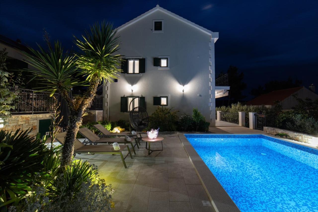 Villa Sun Garden - 4 Star Villa With Heated Swimming Pool, Quiet Bay, Bbq, 50M From The Sea Milna  Zewnętrze zdjęcie