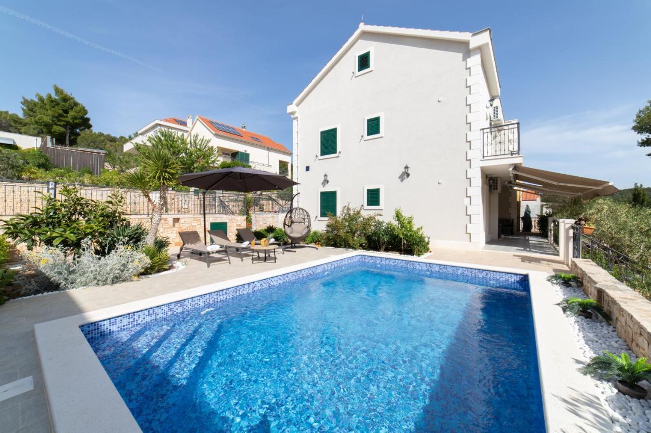 Villa Sun Garden - 4 Star Villa With Heated Swimming Pool, Quiet Bay, Bbq, 50M From The Sea Milna  Zewnętrze zdjęcie