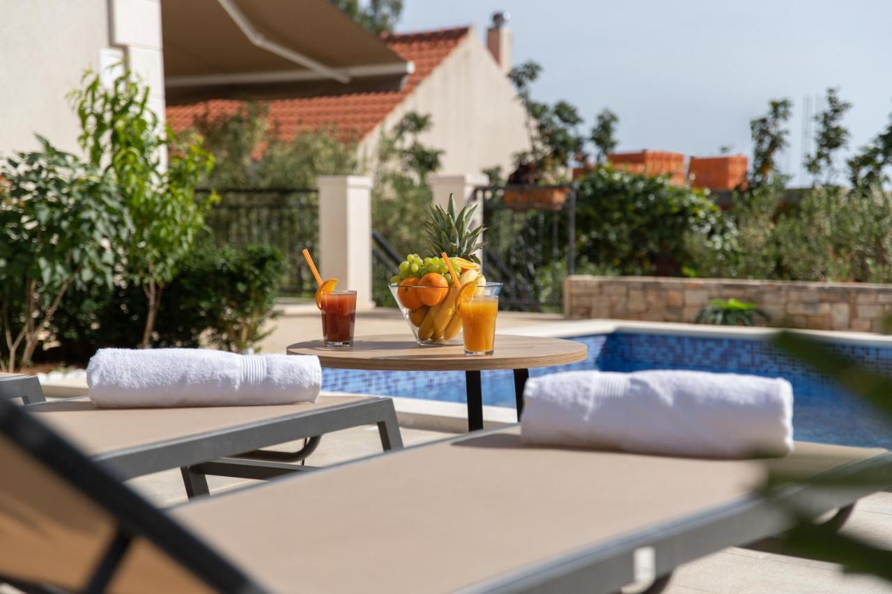 Villa Sun Garden - 4 Star Villa With Heated Swimming Pool, Quiet Bay, Bbq, 50M From The Sea Milna  Zewnętrze zdjęcie