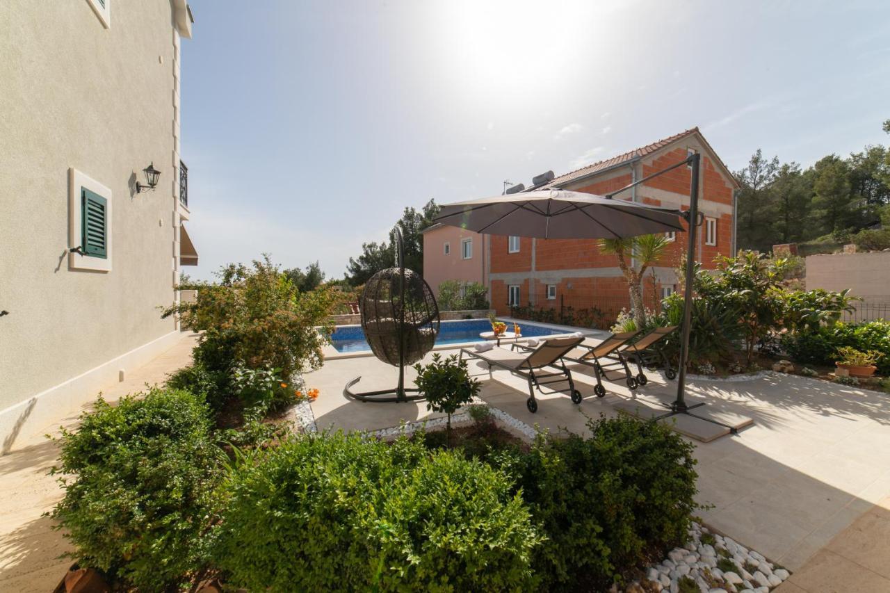 Villa Sun Garden - 4 Star Villa With Heated Swimming Pool, Quiet Bay, Bbq, 50M From The Sea Milna  Zewnętrze zdjęcie